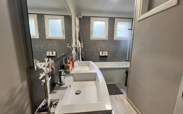 Maison à vendre    5 pièces •  Wassy