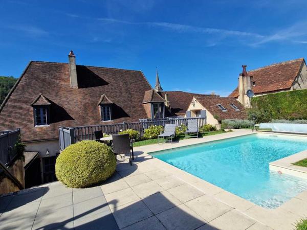 Maison ancienne - Le bugue EXCLUSIVITE LABEL PIERRES. Demeure périgordine rénovée avec piscine et jardin clos dans village avec commerces.