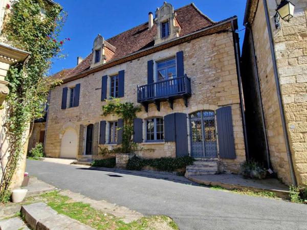 Maison ancienne - Le bugue EXCLUSIVITE LABEL PIERRES. Demeure périgordine rénovée avec piscine et jardin clos dans village avec commerces.
