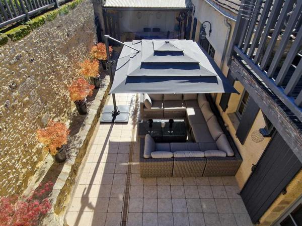 Maison ancienne - Le bugue EXCLUSIVITE LABEL PIERRES. Demeure périgordine rénovée avec piscine et jardin clos dans village avec commerces.