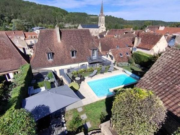 Maison ancienne - Le bugue EXCLUSIVITE LABEL PIERRES. Demeure périgordine rénovée avec piscine et jardin clos dans village avec commerces.