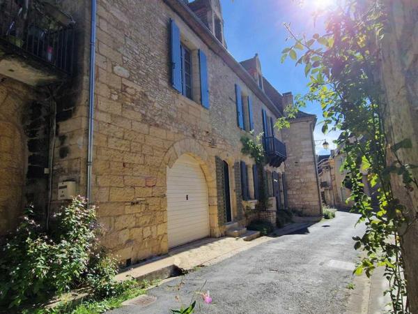 Maison ancienne - Le bugue EXCLUSIVITE LABEL PIERRES. Demeure périgordine rénovée avec piscine et jardin clos dans village avec commerces.