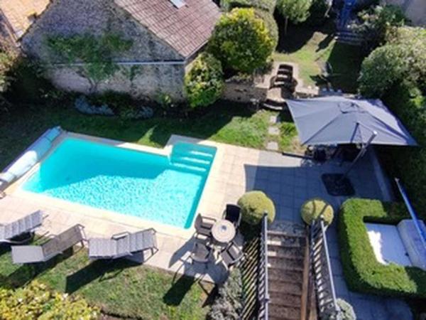 Maison ancienne - Le bugue EXCLUSIVITE LABEL PIERRES. Demeure périgordine rénovée avec piscine et jardin clos dans village avec commerces.