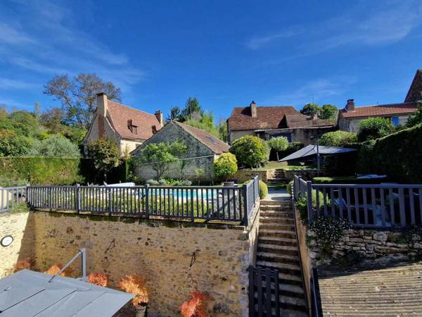 Maison ancienne - Le bugue EXCLUSIVITE LABEL PIERRES. Demeure périgordine rénovée avec piscine et jardin clos dans village avec commerces.