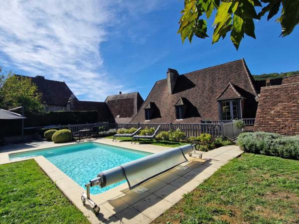Maison ancienne - Le bugue EXCLUSIVITE LABEL PIERRES. Demeure périgordine rénovée avec piscine et jardin clos dans village avec commerces.