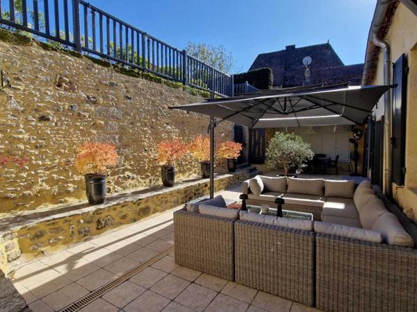 Maison ancienne - Le bugue EXCLUSIVITE LABEL PIERRES. Demeure périgordine rénovée avec piscine et jardin clos dans village avec commerces.