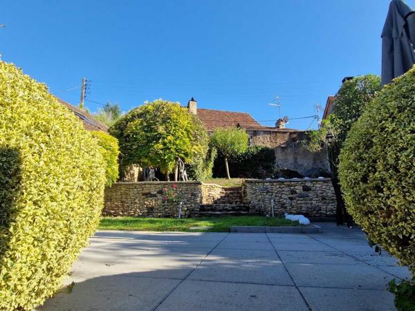 Maison ancienne - Le bugue EXCLUSIVITE LABEL PIERRES. Demeure périgordine rénovée avec piscine et jardin clos dans village avec commerces.