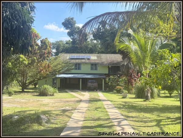 A VENDRE A KOUROU UNE CHARMANTE MAISON T5 EN BOIS DE 133 m² SUPERFICIE TERRAIN 9000 m² - AU PRIX DE 346 500 €.