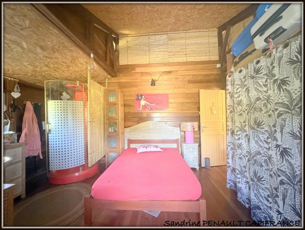 A VENDRE A KOUROU UNE CHARMANTE MAISON T5 EN BOIS DE 133 m² SUPERFICIE TERRAIN 9000 m² - AU PRIX DE 346 500 €.