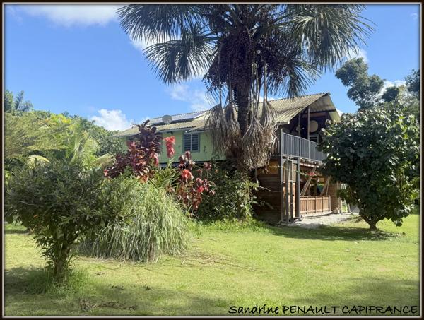 A VENDRE A KOUROU UNE CHARMANTE MAISON T5 EN BOIS DE 133 m² SUPERFICIE TERRAIN 9000 m² - AU PRIX DE 346 500 €.