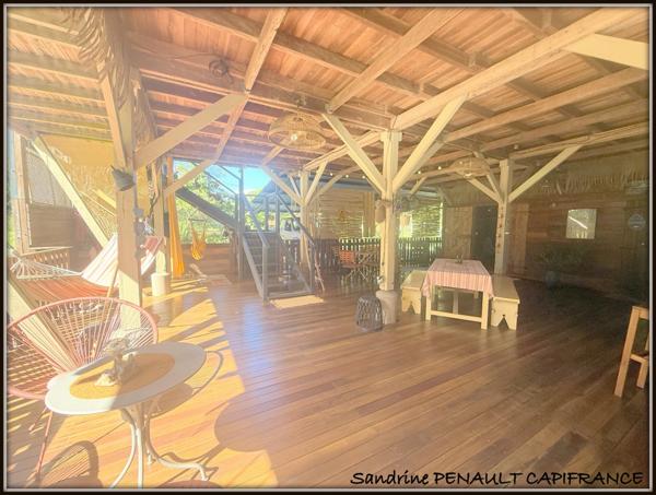 A VENDRE A KOUROU UNE CHARMANTE MAISON T5 EN BOIS DE 133 m² SUPERFICIE TERRAIN 9000 m² - AU PRIX DE 346 500 €.