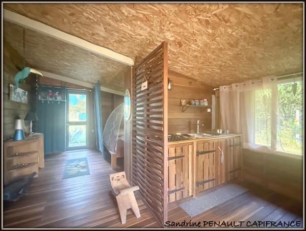 A VENDRE A KOUROU UNE CHARMANTE MAISON T5 EN BOIS DE 133 m² SUPERFICIE TERRAIN 9000 m² - AU PRIX DE 346 500 €.