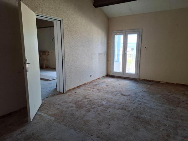 Saint-Christol (84), Appartement 68 m² T2, 1 balcon 15 m², 2 places de parking privatives, ascenseur, Fort potentiel 55 000