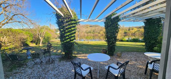 Maison de plain-pied avec vue dominante sur la Dordogne et accès privatif !