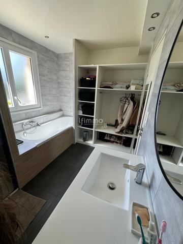 Une maison où il fait bon vivre, au cœur d’un quartier recherché.