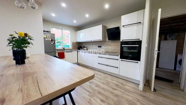 Une maison où il fait bon vivre, au cœur d’un quartier recherché.