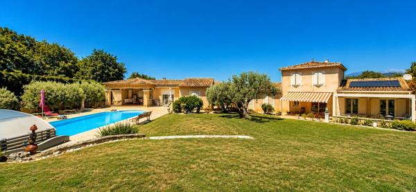 Vue dégagée sur le Mont Ventoux, aucun vis-à-vis, piscine, garage et proximité des commerces. Sur un superbe terrain de 2 136 m², cette villa de 165 m² allie confort, tranquillité et qualité de vie dans un cadre privilégié.