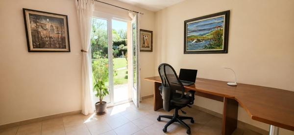 Vue dégagée sur le Mont Ventoux, aucun vis-à-vis, piscine, garage et proximité des commerces. Sur un superbe terrain de 2 136 m², cette villa de 165 m² allie confort, tranquillité et qualité de vie dans un cadre privilégié.