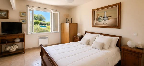Vue dégagée sur le Mont Ventoux, aucun vis-à-vis, piscine, garage et proximité des commerces. Sur un superbe terrain de 2 136 m², cette villa de 165 m² allie confort, tranquillité et qualité de vie dans un cadre privilégié.