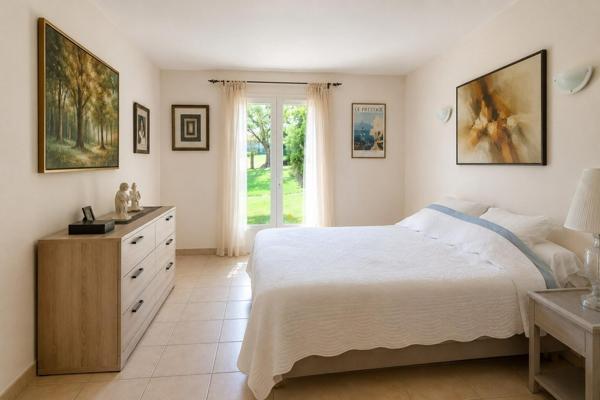 Vue dégagée sur le Mont Ventoux, aucun vis-à-vis, piscine, garage et proximité des commerces. Sur un superbe terrain de 2 136 m², cette villa de 165 m² allie confort, tranquillité et qualité de vie dans un cadre privilégié.