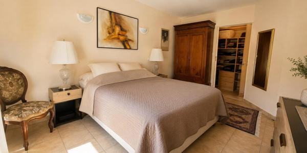 Vue dégagée sur le Mont Ventoux, aucun vis-à-vis, piscine, garage et proximité des commerces. Sur un superbe terrain de 2 136 m², cette villa de 165 m² allie confort, tranquillité et qualité de vie dans un cadre privilégié.