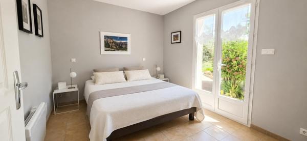 Vue dégagée sur le Mont Ventoux, aucun vis-à-vis, piscine, garage et proximité des commerces. Sur un superbe terrain de 2 136 m², cette villa de 165 m² allie confort, tranquillité et qualité de vie dans un cadre privilégié.
