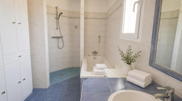 Vue dégagée sur le Mont Ventoux, aucun vis-à-vis, piscine, garage et proximité des commerces. Sur un superbe terrain de 2 136 m², cette villa de 165 m² allie confort, tranquillité et qualité de vie dans un cadre privilégié.