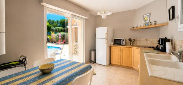 Vue dégagée sur le Mont Ventoux, aucun vis-à-vis, piscine, garage et proximité des commerces. Sur un superbe terrain de 2 136 m², cette villa de 165 m² allie confort, tranquillité et qualité de vie dans un cadre privilégié.