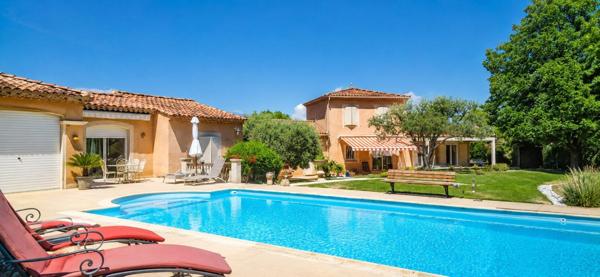 Vue dégagée sur le Mont Ventoux, aucun vis-à-vis, piscine, garage et proximité des commerces. Sur un superbe terrain de 2 136 m², cette villa de 165 m² allie confort, tranquillité et qualité de vie dans un cadre privilégié.