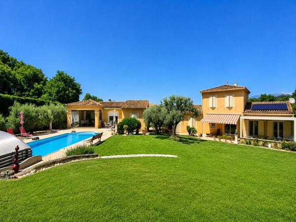Vue dégagée sur le Mont Ventoux, aucun vis-à-vis, piscine, garage et proximité des commerces. Sur un superbe terrain de 2 136 m², cette villa de 165 m² allie confort, tranquillité et qualité de vie dans un cadre privilégié.