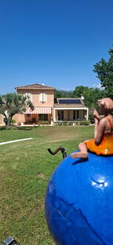 Vue dégagée sur le Mont Ventoux, aucun vis-à-vis, piscine, garage et proximité des commerces. Sur un superbe terrain de 2 136 m², cette villa de 165 m² allie confort, tranquillité et qualité de vie dans un cadre privilégié.