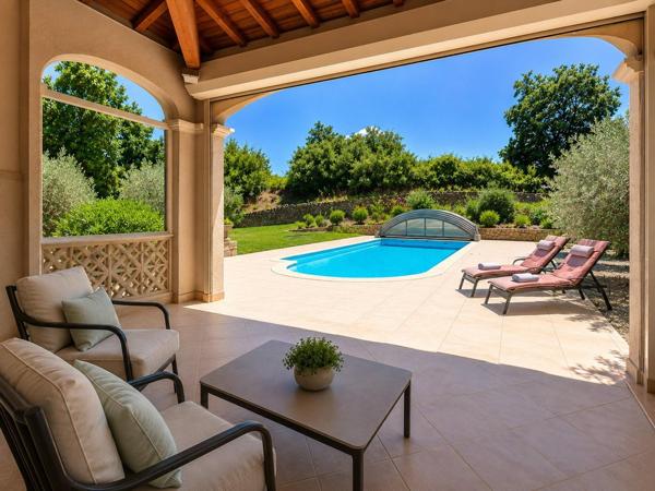 Vue dégagée sur le Mont Ventoux, aucun vis-à-vis, piscine, garage et proximité des commerces. Sur un superbe terrain de 2 136 m², cette villa de 165 m² allie confort, tranquillité et qualité de vie dans un cadre privilégié.