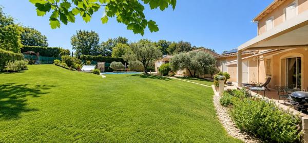 Vue dégagée sur le Mont Ventoux, aucun vis-à-vis, piscine, garage et proximité des commerces. Sur un superbe terrain de 2 136 m², cette villa de 165 m² allie confort, tranquillité et qualité de vie dans un cadre privilégié.