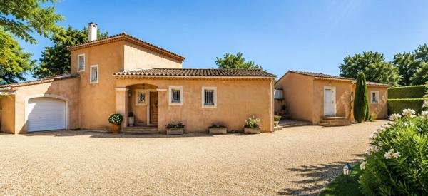 Vue dégagée sur le Mont Ventoux, aucun vis-à-vis, piscine, garage et proximité des commerces. Sur un superbe terrain de 2 136 m², cette villa de 165 m² allie confort, tranquillité et qualité de vie dans un cadre privilégié.