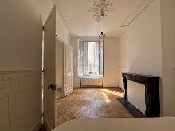 Appartement de standing refait à neuf hyper centre Orleans 5 pièce(s) 101.39 m2