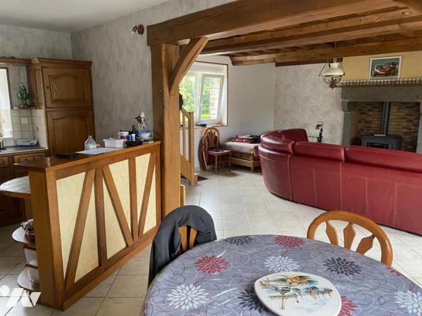 Située dans axe recherché, MAISON EN PIERRES en parfait état avec terrain 2.144 m²