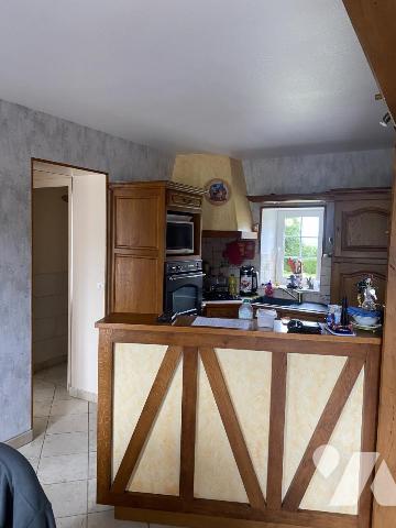 Située dans axe recherché, MAISON EN PIERRES en parfait état avec terrain 2.144 m²