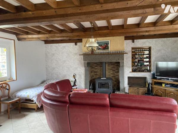 Située dans axe recherché, MAISON EN PIERRES en parfait état avec terrain 2.144 m²