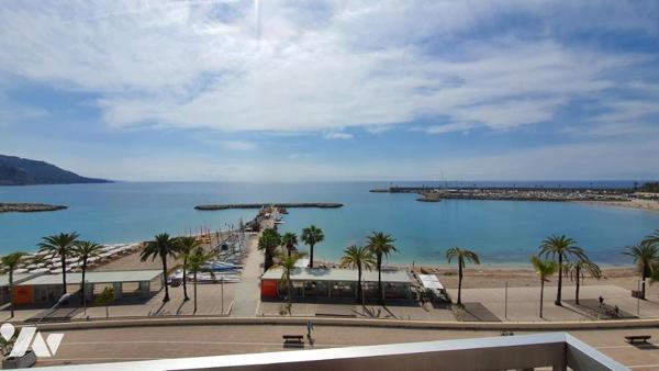 MENTON - FRONT DE MER - TROIS PIÉCES AVEC STATIONNEMENT.