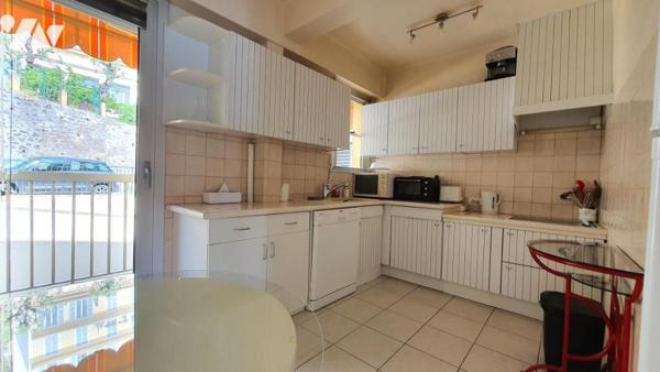 MENTON - FRONT DE MER - TROIS PIÉCES AVEC STATIONNEMENT.