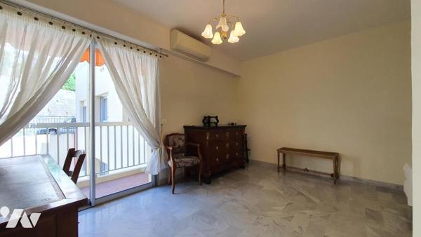 MENTON - FRONT DE MER - TROIS PIÉCES AVEC STATIONNEMENT.