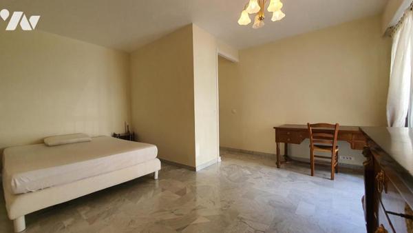 MENTON - FRONT DE MER - TROIS PIÉCES AVEC STATIONNEMENT.