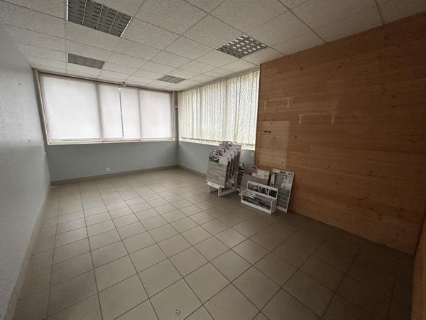 A LOUER - LOCAL COMMERCIAL/ BUREAUX LAVAL , Laval A LOUER - LOCAL COMMERCIAL/ BUREAUX LAVAL , Laval