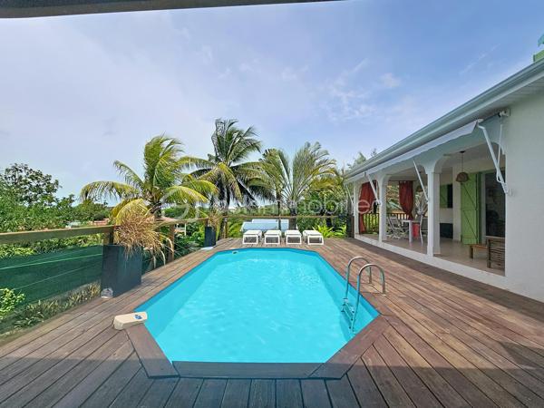 EXCLUSIVITE 
Delphine MIRANDA pour BSK Immobilier 
Jolie nouveauté dans un lotissement résidentiel en haut d'un morne, proche du centre bourg de Sainte Anne et ses commodités, 
Sur une parcelle de 800 m2 entièrement clôturée et végétalisée , vous accédez par le  portail sécurisé à une grande aire de stationnement pouvant abriter à minima 4 véhicules.
Passez le porche d'entrée vous trouverez un grand salon séjour en L ouvert sur la terrasse , une cuisine équipée avec son cellier buanderie attenant avec accès direct sur le jardin. Deux chambres climatisées et une salle d'eau avec douche et toilettes et une grande suite parentale (orientée côté piscine) avec sa salle d'eau / wc viennent compléter ce niveau.
A l'étage en mezzanine se trouve une belle pièce climatisée de 28 m2 aménagée en 4ème chambre avec de nombreux rangements.
Les extérieurs ne sont pas en reste puisque vous disposez d'une terrasse abritée avec son coin repas , un carbet coin détente orienté sur la piscine (filtration au sel)  prolongée par un deck avec vue dégagée assurant une bonne ventilation.
Ses atouts majeurs :
- 4 chambres
- piscine 
- boulodrome 
- citerne tampon 
- chauffe-eau solaire
- jardin entretenu avec fruitiers entièrement clôturé 
La villa d'une surface habitable de 120 m2 (170 m2 de surface utile) est vendue meublée clé en main , idéal pour une résidence principale ou investissement locatif.
Pour plus d'informations , accéder aux vidéos , n'hésitez pas à me contacter au 06 90 90 28 32 , merci de privilégier le premier contact par appel ou message whatsapp.