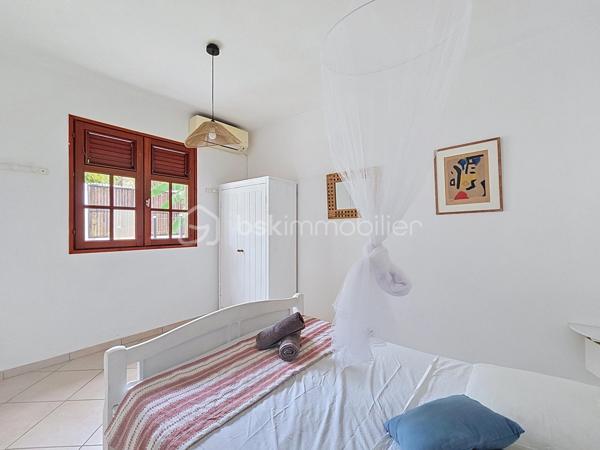 EXCLUSIVITE 
Delphine MIRANDA pour BSK Immobilier 
Jolie nouveauté dans un lotissement résidentiel en haut d'un morne, proche du centre bourg de Sainte Anne et ses commodités, 
Sur une parcelle de 800 m2 entièrement clôturée et végétalisée , vous accédez par le  portail sécurisé à une grande aire de stationnement pouvant abriter à minima 4 véhicules.
Passez le porche d'entrée vous trouverez un grand salon séjour en L ouvert sur la terrasse , une cuisine équipée avec son cellier buanderie attenant avec accès direct sur le jardin. Deux chambres climatisées et une salle d'eau avec douche et toilettes et une grande suite parentale (orientée côté piscine) avec sa salle d'eau / wc viennent compléter ce niveau.
A l'étage en mezzanine se trouve une belle pièce climatisée de 28 m2 aménagée en 4ème chambre avec de nombreux rangements.
Les extérieurs ne sont pas en reste puisque vous disposez d'une terrasse abritée avec son coin repas , un carbet coin détente orienté sur la piscine (filtration au sel)  prolongée par un deck avec vue dégagée assurant une bonne ventilation.
Ses atouts majeurs :
- 4 chambres
- piscine 
- boulodrome 
- citerne tampon 
- chauffe-eau solaire
- jardin entretenu avec fruitiers entièrement clôturé 
La villa d'une surface habitable de 120 m2 (170 m2 de surface utile) est vendue meublée clé en main , idéal pour une résidence principale ou investissement locatif.
Pour plus d'informations , accéder aux vidéos , n'hésitez pas à me contacter au 06 90 90 28 32 , merci de privilégier le premier contact par appel ou message whatsapp.