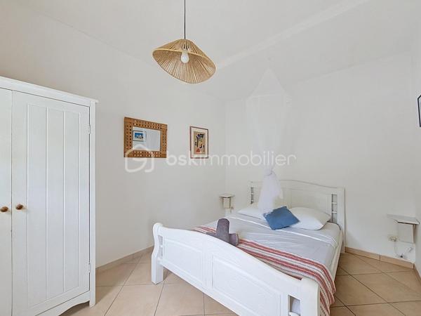 EXCLUSIVITE 
Delphine MIRANDA pour BSK Immobilier 
Jolie nouveauté dans un lotissement résidentiel en haut d'un morne, proche du centre bourg de Sainte Anne et ses commodités, 
Sur une parcelle de 800 m2 entièrement clôturée et végétalisée , vous accédez par le  portail sécurisé à une grande aire de stationnement pouvant abriter à minima 4 véhicules.
Passez le porche d'entrée vous trouverez un grand salon séjour en L ouvert sur la terrasse , une cuisine équipée avec son cellier buanderie attenant avec accès direct sur le jardin. Deux chambres climatisées et une salle d'eau avec douche et toilettes et une grande suite parentale (orientée côté piscine) avec sa salle d'eau / wc viennent compléter ce niveau.
A l'étage en mezzanine se trouve une belle pièce climatisée de 28 m2 aménagée en 4ème chambre avec de nombreux rangements.
Les extérieurs ne sont pas en reste puisque vous disposez d'une terrasse abritée avec son coin repas , un carbet coin détente orienté sur la piscine (filtration au sel)  prolongée par un deck avec vue dégagée assurant une bonne ventilation.
Ses atouts majeurs :
- 4 chambres
- piscine 
- boulodrome 
- citerne tampon 
- chauffe-eau solaire
- jardin entretenu avec fruitiers entièrement clôturé 
La villa d'une surface habitable de 120 m2 (170 m2 de surface utile) est vendue meublée clé en main , idéal pour une résidence principale ou investissement locatif.
Pour plus d'informations , accéder aux vidéos , n'hésitez pas à me contacter au 06 90 90 28 32 , merci de privilégier le premier contact par appel ou message whatsapp.