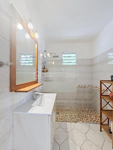 EXCLUSIVITE 
Delphine MIRANDA pour BSK Immobilier 
Jolie nouveauté dans un lotissement résidentiel en haut d'un morne, proche du centre bourg de Sainte Anne et ses commodités, 
Sur une parcelle de 800 m2 entièrement clôturée et végétalisée , vous accédez par le  portail sécurisé à une grande aire de stationnement pouvant abriter à minima 4 véhicules.
Passez le porche d'entrée vous trouverez un grand salon séjour en L ouvert sur la terrasse , une cuisine équipée avec son cellier buanderie attenant avec accès direct sur le jardin. Deux chambres climatisées et une salle d'eau avec douche et toilettes et une grande suite parentale (orientée côté piscine) avec sa salle d'eau / wc viennent compléter ce niveau.
A l'étage en mezzanine se trouve une belle pièce climatisée de 28 m2 aménagée en 4ème chambre avec de nombreux rangements.
Les extérieurs ne sont pas en reste puisque vous disposez d'une terrasse abritée avec son coin repas , un carbet coin détente orienté sur la piscine (filtration au sel)  prolongée par un deck avec vue dégagée assurant une bonne ventilation.
Ses atouts majeurs :
- 4 chambres
- piscine 
- boulodrome 
- citerne tampon 
- chauffe-eau solaire
- jardin entretenu avec fruitiers entièrement clôturé 
La villa d'une surface habitable de 120 m2 (170 m2 de surface utile) est vendue meublée clé en main , idéal pour une résidence principale ou investissement locatif.
Pour plus d'informations , accéder aux vidéos , n'hésitez pas à me contacter au 06 90 90 28 32 , merci de privilégier le premier contact par appel ou message whatsapp.