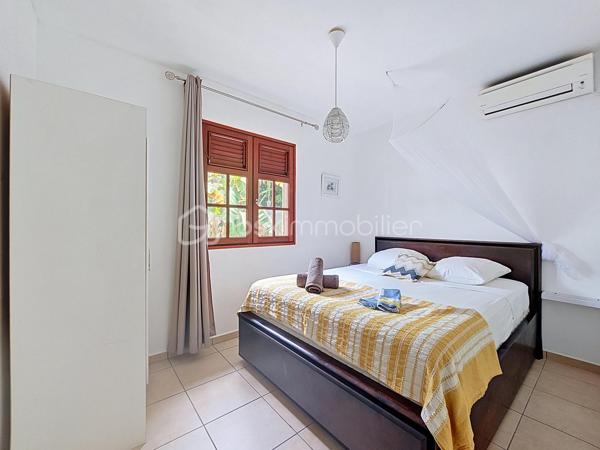 EXCLUSIVITE 
Delphine MIRANDA pour BSK Immobilier 
Jolie nouveauté dans un lotissement résidentiel en haut d'un morne, proche du centre bourg de Sainte Anne et ses commodités, 
Sur une parcelle de 800 m2 entièrement clôturée et végétalisée , vous accédez par le  portail sécurisé à une grande aire de stationnement pouvant abriter à minima 4 véhicules.
Passez le porche d'entrée vous trouverez un grand salon séjour en L ouvert sur la terrasse , une cuisine équipée avec son cellier buanderie attenant avec accès direct sur le jardin. Deux chambres climatisées et une salle d'eau avec douche et toilettes et une grande suite parentale (orientée côté piscine) avec sa salle d'eau / wc viennent compléter ce niveau.
A l'étage en mezzanine se trouve une belle pièce climatisée de 28 m2 aménagée en 4ème chambre avec de nombreux rangements.
Les extérieurs ne sont pas en reste puisque vous disposez d'une terrasse abritée avec son coin repas , un carbet coin détente orienté sur la piscine (filtration au sel)  prolongée par un deck avec vue dégagée assurant une bonne ventilation.
Ses atouts majeurs :
- 4 chambres
- piscine 
- boulodrome 
- citerne tampon 
- chauffe-eau solaire
- jardin entretenu avec fruitiers entièrement clôturé 
La villa d'une surface habitable de 120 m2 (170 m2 de surface utile) est vendue meublée clé en main , idéal pour une résidence principale ou investissement locatif.
Pour plus d'informations , accéder aux vidéos , n'hésitez pas à me contacter au 06 90 90 28 32 , merci de privilégier le premier contact par appel ou message whatsapp.