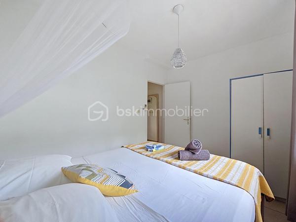EXCLUSIVITE 
Delphine MIRANDA pour BSK Immobilier 
Jolie nouveauté dans un lotissement résidentiel en haut d'un morne, proche du centre bourg de Sainte Anne et ses commodités, 
Sur une parcelle de 800 m2 entièrement clôturée et végétalisée , vous accédez par le  portail sécurisé à une grande aire de stationnement pouvant abriter à minima 4 véhicules.
Passez le porche d'entrée vous trouverez un grand salon séjour en L ouvert sur la terrasse , une cuisine équipée avec son cellier buanderie attenant avec accès direct sur le jardin. Deux chambres climatisées et une salle d'eau avec douche et toilettes et une grande suite parentale (orientée côté piscine) avec sa salle d'eau / wc viennent compléter ce niveau.
A l'étage en mezzanine se trouve une belle pièce climatisée de 28 m2 aménagée en 4ème chambre avec de nombreux rangements.
Les extérieurs ne sont pas en reste puisque vous disposez d'une terrasse abritée avec son coin repas , un carbet coin détente orienté sur la piscine (filtration au sel)  prolongée par un deck avec vue dégagée assurant une bonne ventilation.
Ses atouts majeurs :
- 4 chambres
- piscine 
- boulodrome 
- citerne tampon 
- chauffe-eau solaire
- jardin entretenu avec fruitiers entièrement clôturé 
La villa d'une surface habitable de 120 m2 (170 m2 de surface utile) est vendue meublée clé en main , idéal pour une résidence principale ou investissement locatif.
Pour plus d'informations , accéder aux vidéos , n'hésitez pas à me contacter au 06 90 90 28 32 , merci de privilégier le premier contact par appel ou message whatsapp.