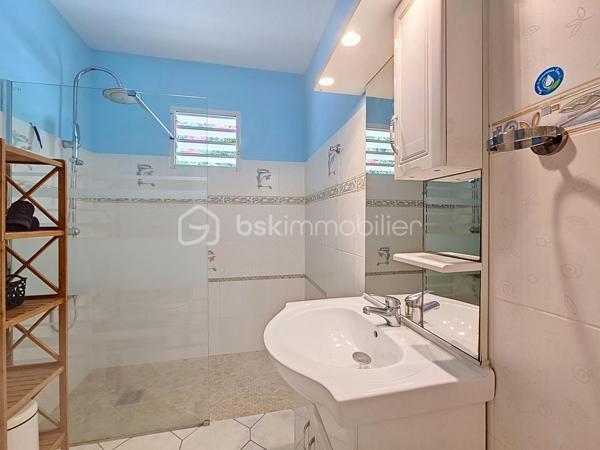 EXCLUSIVITE 
Delphine MIRANDA pour BSK Immobilier 
Jolie nouveauté dans un lotissement résidentiel en haut d'un morne, proche du centre bourg de Sainte Anne et ses commodités, 
Sur une parcelle de 800 m2 entièrement clôturée et végétalisée , vous accédez par le  portail sécurisé à une grande aire de stationnement pouvant abriter à minima 4 véhicules.
Passez le porche d'entrée vous trouverez un grand salon séjour en L ouvert sur la terrasse , une cuisine équipée avec son cellier buanderie attenant avec accès direct sur le jardin. Deux chambres climatisées et une salle d'eau avec douche et toilettes et une grande suite parentale (orientée côté piscine) avec sa salle d'eau / wc viennent compléter ce niveau.
A l'étage en mezzanine se trouve une belle pièce climatisée de 28 m2 aménagée en 4ème chambre avec de nombreux rangements.
Les extérieurs ne sont pas en reste puisque vous disposez d'une terrasse abritée avec son coin repas , un carbet coin détente orienté sur la piscine (filtration au sel)  prolongée par un deck avec vue dégagée assurant une bonne ventilation.
Ses atouts majeurs :
- 4 chambres
- piscine 
- boulodrome 
- citerne tampon 
- chauffe-eau solaire
- jardin entretenu avec fruitiers entièrement clôturé 
La villa d'une surface habitable de 120 m2 (170 m2 de surface utile) est vendue meublée clé en main , idéal pour une résidence principale ou investissement locatif.
Pour plus d'informations , accéder aux vidéos , n'hésitez pas à me contacter au 06 90 90 28 32 , merci de privilégier le premier contact par appel ou message whatsapp.